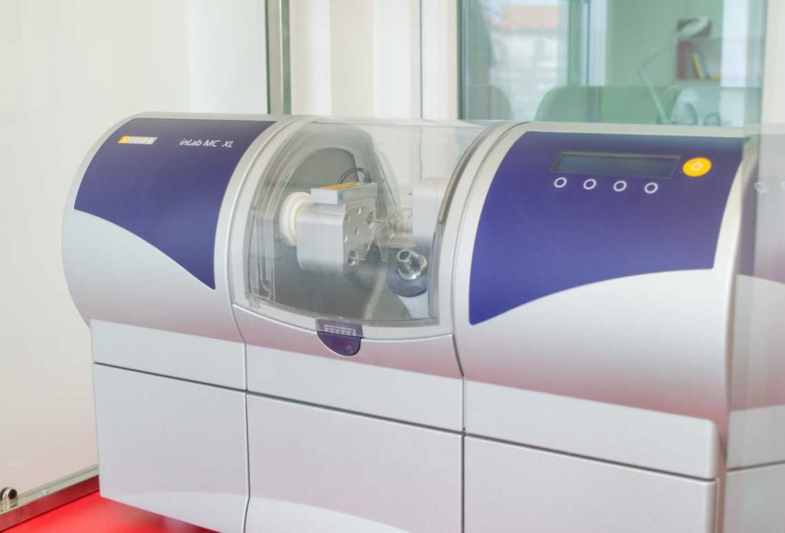 Аппарат для изготовления безметалловых коронок