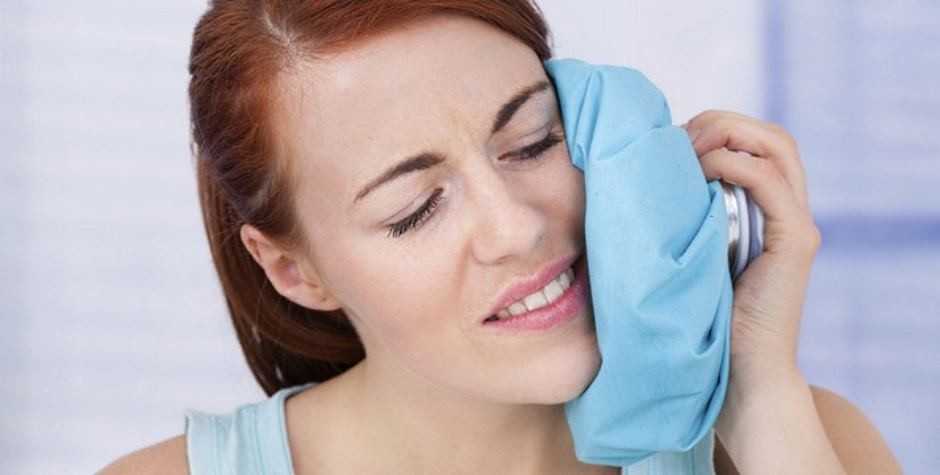 Холодные компрессы помогают помогают ослабить боль после удаления зубов